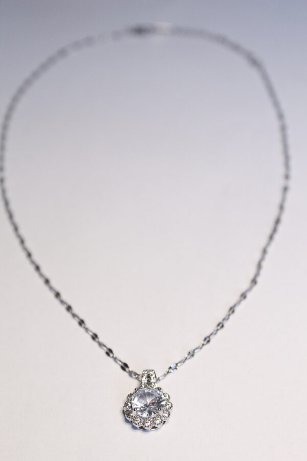 Colier elegant pentru femei Celeste de la Noire, bijuterie rafinată cu cristal clar, ideala ca idee de cadou.