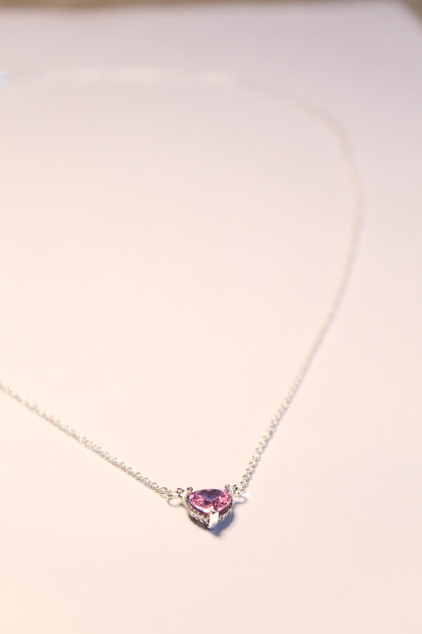 Detaliu colier Rosaline Noire, pandantiv inimă roz argintiu, bijuterie strălucitoare fotografiat din unghi lateral