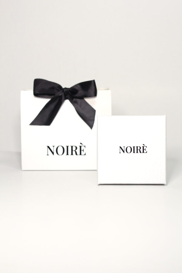 Cadou bijuterie femei NOIRE cu bijuterii pentru femei, ambalaj elegant alb cu fundă neagră