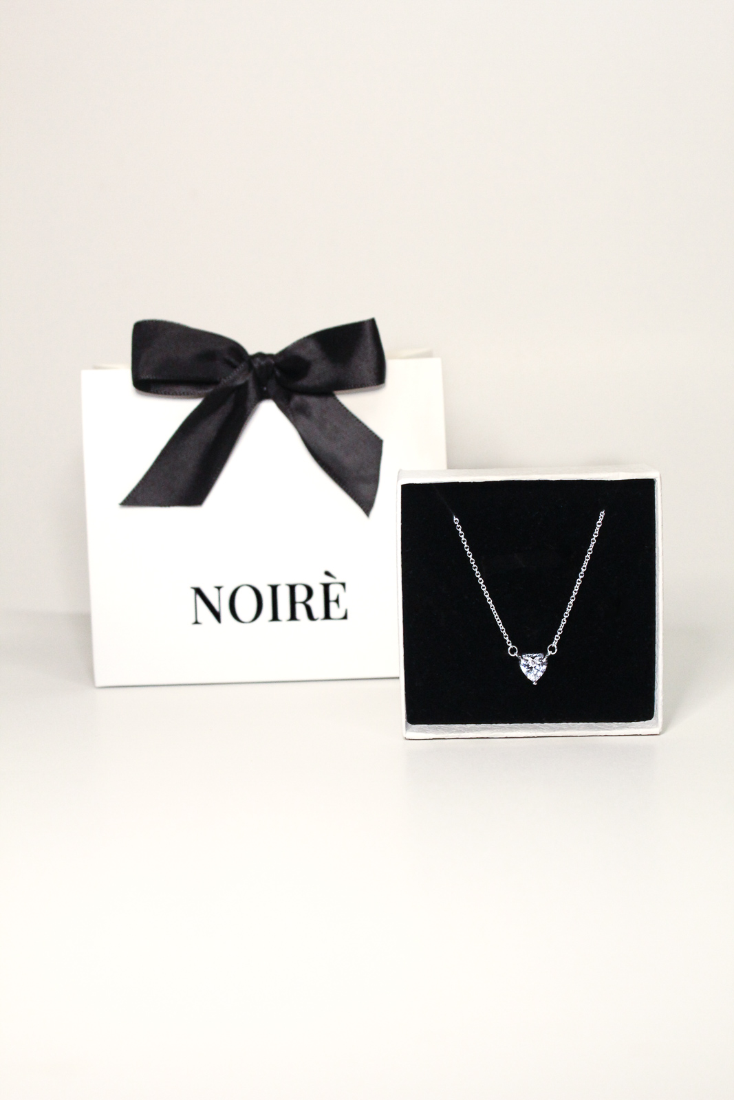 Colier Puritate Noire prezentat în cutie cadou elegantă bej, bijuterie cu pandantiv inimă din argint