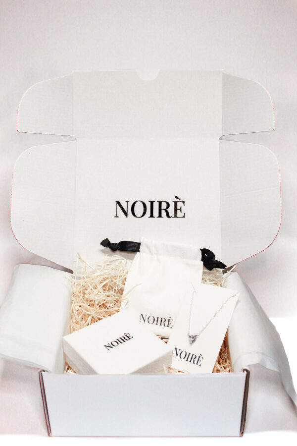 Cutie cadou NOIRE Classic cu bijuterie surpriză în săculeț, ambalaj premium pentru cadou de femei