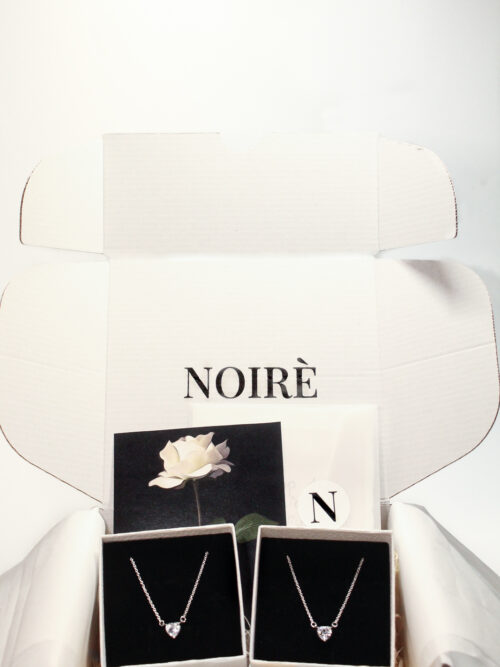 Cutie cadou NOIRE Grande cu bijuterii selectate vizibile, scrisoare personalizată și card cadou, ambalaj premium pentru femei