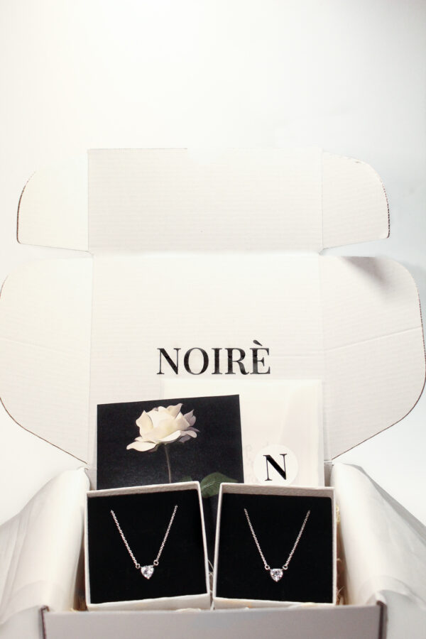 Cutie cadou NOIRE Grande cu bijuterii selectate vizibile, scrisoare personalizată și card cadou, ambalaj premium pentru femei