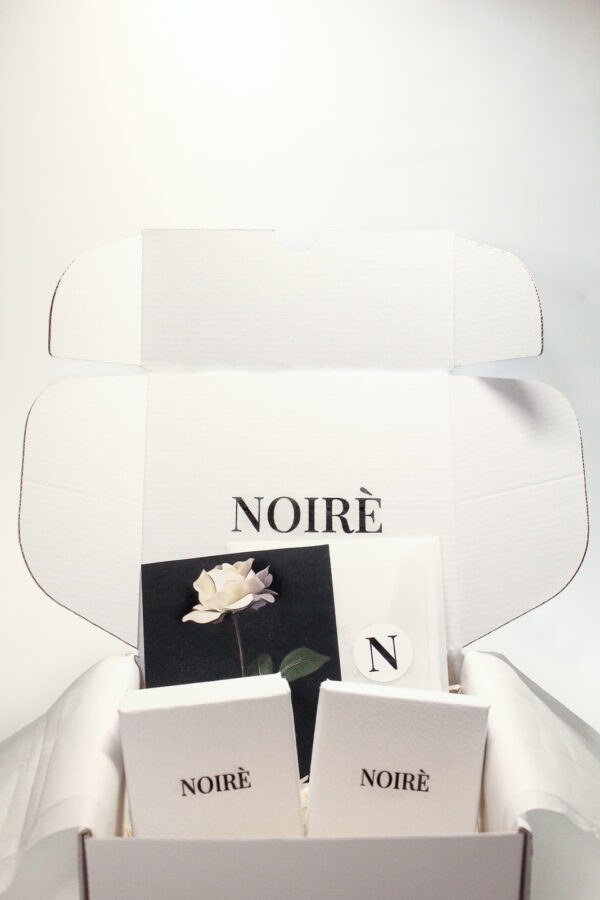 Cutie cadou NOIRE Grande cu scrisoare personalizată, card cadou și două bijuterii, ambalaj premium pentru femei