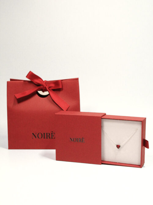 cadou valentines day care conține un colier cu pandantiv inimă roșie