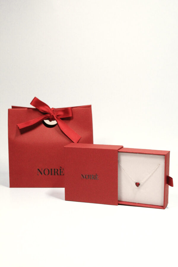 cadou valentines day care conține un colier cu pandantiv inimă roșie