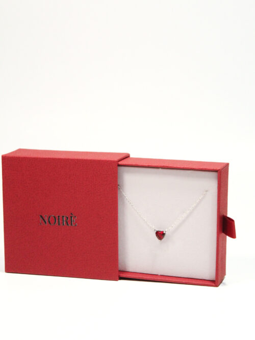 Cutie roșie eleganță cu un colier cu pandantiv inimă roșie pentru Valentines Day