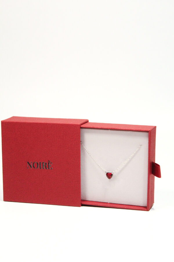 Cutie roșie eleganță cu un colier cu pandantiv inimă roșie pentru Valentines Day